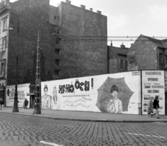 Magyarország, Budapest V., Kálvin tér, a Fővárosi Moziüzemi Vállalat (FŐMO) által forgalmazott film plakátja, jobbra a Kecskeméti utca torkolata., 1970, FŐFOTÓ, Budapest, Fortepan #214317