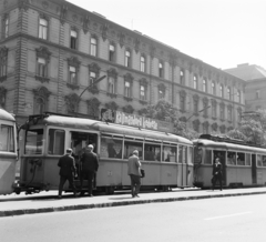 Magyarország, Budapest V.,Budapest XIII., Szent István körút, villamosmegálló a Jászai Mari térnél, háttérben a 6. és 8-as számú ház. A villamoson a Fővárosi Moziüzemi Vállalat (FŐMO) által forgalmazott film plakátja., 1970, FŐFOTÓ, villamos, Budapest, Fortepan #214358