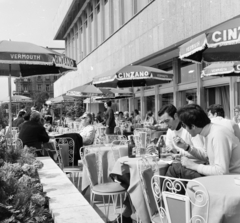 Magyarország, Budapest V., Dunakorzó, a Hotel Duna Intercontinental terasza. A háttérben a Vigadó tér túloldalán a Thonet udvar épülete., 1970, FŐFOTÓ, Budapest, Fortepan #214387