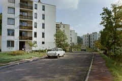 Magyarország, Salgótarján, Báthori István út a 2-es számú háztól a 10-es számú épület felé nézve., 1970, FŐFOTÓ, színes, Skoda-márka, rendszám, Fortepan #214401