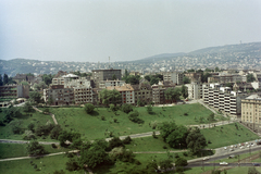 Magyarország, Budapest I., kilátás a budai Várból a budai hegyek felé. Szemben a Naphegy utca épületsora mögött a Magyar Távirati Iroda épülete. Előtérben a Krisztina körút, jobbra az Orvos lépcső., 1970, FŐFOTÓ, Budapest, színes, Fortepan #214406