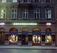 Magyarország, Budapest VIII., Üllői út 12., a Munkaruházati Kereskedelmi Vállalat kisáruháza., 1970, FŐFOTÓ, Budapest, munkaruha bolt, kirakat, Fortepan #214411