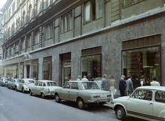 Magyarország, Budapest V., a Párizsi utca 2. szám alatti épületben a Bizományi Áruház Vállat (BÁV) üzlete., 1970, FŐFOTÓ, rendszám, Wartburg 353, Budapest, Fortepan #214419