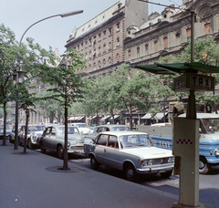 Magyarország, Budapest VII., Erzsébet (Lenin) körút, szemben kimagaslik a 17-es számú ház a Barcsay utca sarkán., 1970, FŐFOTÓ, taxi, Zuk-márka, taxiállomás, rendszám, Polski Fiat 125p, Budapest, Fortepan #214456