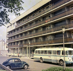 Magyarország, Budapest II., Zivatar utca, az EXPRESS Ifjúsági és Diák Utazási Iroda szállodája, a Hotel Ifjúság., 1970, FŐFOTÓ, színes, autóbusz, Skoda-márka, Volkswagen-márka, Volkswagen Bogár, Skoda 706 RTO, Budapest, Fortepan #214458