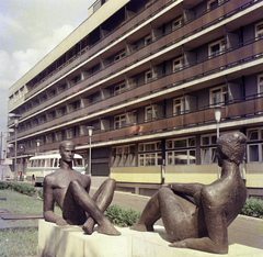 Magyarország, Budapest II., Zivatar utca, a Napozók című szobor (Konyorcsik János, 1968.) az EXPRESS Ifjúsági és Diák Utazási Iroda szállodája, a Hotel Ifjúság előtt., 1970, FŐFOTÓ, Budapest, Fortepan #214459