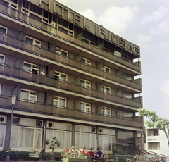 Magyarország, Budapest II., Zivatar utca, az EXPRESS Ifjúsági és Diák Utazási Iroda szállodája, a Hotel Ifjúság., 1970, FŐFOTÓ, neon felirat, Budapest, Fortepan #214460