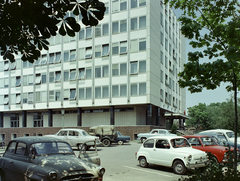 Magyarország, Szeged, Rákóczi tér 1., a Megyei Tanács épülete (később Kormányhivatal)., 1970, FŐFOTÓ, színes, Zastava-márka, Skoda-márka, Zastava 750, Skoda Octavia, rendszám, Fortepan #214466