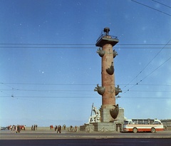 Oroszország, Szentpétervár, a déli rosztrális oszlop a Haditengerészeti Múzeum, a volt Tőzsdepalota előtti téren., 1970, FŐFOTÓ, Szovjetunió, színes, Fortepan #214478