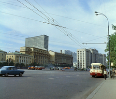 Oroszország, Moszkva, Manézs tér (plosagy 50-letija Oktjabrja) az ulica Ohotnij Rjad (proszpekt Marksza) felé nézve, szemben a Hotel National., 1970, FŐFOTÓ, Szovjetunió, színes, Fortepan #214479