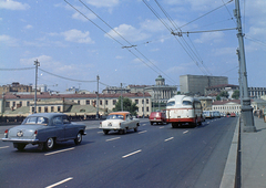 Oroszország, Moszkva, a felvétel a Moszkva folyón átívelő Bolsoj Kamennij hídról készült. Szemben a kupolás épület a Paskov ház., 1970, FŐFOTÓ, Szovjetunió, színes, rendszám, Fortepan #214481