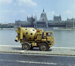 Magyarország, Budapest I.,Budapest V., budai alsó rakpart, háttérben a Parlament., 1970, FŐFOTÓ, színes, Duna, betonkeverő, Budapest, Fortepan #214483