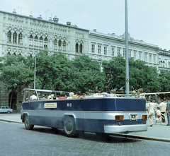 Magyarország, Budapest V., Szent István tér, városnéző busz a Szent István-bazilika előtt. Háttérben az épület a Hercegprímás (Alpári Gyula) utca sarkán áll., 1970, FŐFOTÓ, színes, autóbusz, Ikarus-márka, BKV-szervezet, Ikarus 620/630, városnézés, Budapest, kabrió, Ikarus 620/630, Fortepan #214494