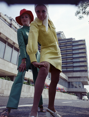 Magyarország, Budapest V., Dunakorzó, Hotel Duna Intercontinental. Bodó Sztenya és Takács Zsuzsa manökenek., 1970, FŐFOTÓ, Budapest, Best of, Fortepan #214497