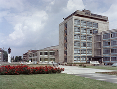 Magyarország, Szombathely, Március 15. tér a Markusovszky Lajos utca felé nézve. Jobbra a Szakorvosi Rendelőintézet, mögötte a Művelődési és Sportház., 1970, FŐFOTÓ, Fortepan #214516