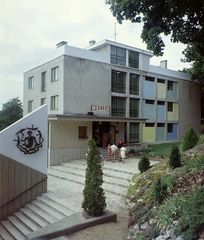 Magyarország,Balaton, Fonyód, Bartók Béla utca, a Sirály Hotel és Étterem falán Juhász Árpád ötvösművész rézdomborítása., 1970, FŐFOTÓ, szálloda, Fortepan #214521