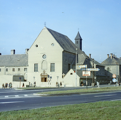 Magyarország, Tata, Ady Endre utca a Bartók Béla utca torkolatánál. Szent Imre-templom., 1970, FŐFOTÓ, templom, tábla, Fortepan #214532