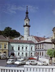 Magyarország, Veszprém, Óváros (Vöröshadsereg) tér, Tűztorony. Előtérben jobbra a Korsós lány szobra (Zsuzsi-szobor), R. Kiss Lenke alkotása (1961). Ma a tér másik részén, más alapzaton áll., 1970, FŐFOTÓ, Wartburg 311/312, Trabant 601, rendszám, Fortepan #214538