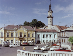 Magyarország, Veszprém, Óváros (Vöröshadsereg) tér, Tűztorony. Előtérben jobbra a Korsós lány szobra (Zsuzsi-szobor), R. Kiss Lenke alkotása (1961). Ma a tér másik részén, más alapzaton áll., 1970, FŐFOTÓ, Wartburg 311/312, Trabant 601, Fortepan #214540