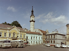 Magyarország, Veszprém, Óváros (Vöröshadsereg) tér, Tűztorony. Előtérben jobbra kissé takarva a Korsós lány szobra (Zsuzsi-szobor), R. Kiss Lenke alkotása (1961). Ma a tér másik részén, más alapzaton áll., 1970, FŐFOTÓ, színes, autóbusz, Ikarus-márka, Wartburg 311/312, rendszám, Ikarus 31/311, Ikarus 55, Fortepan #214541