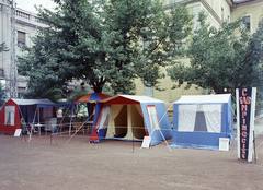 Magyarország, Szeged, Horváth Mihály utca 2., Vedres István Építőipari Szakközépiskola (később Vedres István Szolgáltatási Szakképző Iskola) udvara. Az Ipari Vásár és Kiállítás egyik standja., 1970, FŐFOTÓ, sátor, Fortepan #214565