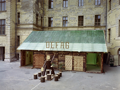 Magyarország, Szeged, Horváth Mihály utca 2., Vedres István Építőipari Szakközépiskola (később Vedres István Szolgáltatási Szakképző Iskola) udvara. Az Ipari Vásár és Kiállítás egyik standja., 1970, FŐFOTÓ, Fortepan #214566