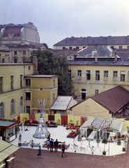 Magyarország, Szeged, Horváth Mihály utca 2., Vedres István Építőipari Szakközépiskola (később Vedres István Szolgáltatási Szakképző Iskola) udvara. Az Ipari Vásár és Kiállítás egyik standja. Balra fent a Szegedi Nemzeti Színház hátsó homlokzata., 1970, FŐFOTÓ, Fortepan #214570