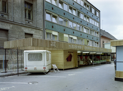 Magyarország, Szeged, Horváth Mihály utca a Vedres István Építőipari Szakközépiskola (később Vedres István Szolgáltatási Szakképző Iskola) mellett. Az Ipari Vásár és Kiállítás egyik standja., 1970, FŐFOTÓ, színes, rendszám, lakókocsi, Fortepan #214571