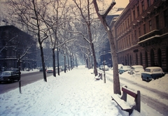 Hungary, Budapest VI., Andrássy út (Népköztársaság útja), a Csengery utca felől az Oktogon felé nézve., 1969, Fortepan, street furniture, winter, snow, colorful, Trabant-brand, Mercedes-brand, Wartburg-brand, Budapest, Fortepan #21458