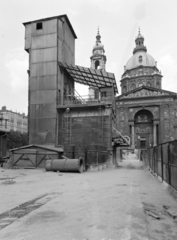 Magyarország, Budapest V., Szent István tér, a metróépítés területén az építkezés felvonótornya. Háttérben a Szent István-bazilika., 1970, FŐFOTÓ, Budapest, Best of, Fortepan #214599