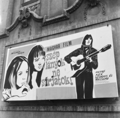 Magyarország, Budapest VI., a Westend-ház oldal homlokzata a Nyugati (Marx) téri bejárat mellett. A Fővárosi Moziüzemi Vállalat (FŐMO) által forgalmazott film plakátja., 1970, FŐFOTÓ, Budapest, Fortepan #214625