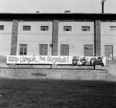 Magyarország, Budapest VIII., Orczy tér, Józsefvárosi pályaudvar. A Fővárosi Moziüzemi Vállalat (FŐMO) által forgalmazott film plakátja., 1970, FŐFOTÓ, Budapest, filmplakát, Fortepan #214628