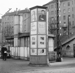 Magyarország, Budapest II., Széll Kálmán (Moszkva) tér, a Fővárosi Moziüzemi Vállalat (FŐMO) által forgalmazott film hirdetése a Várfok utcához vezető felüljárónál. Háttérben a Vérmező út házai., 1970, FŐFOTÓ, Budapest, Fortepan #214631