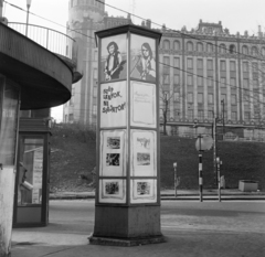 Magyarország, Budapest II., Széll Kálmán (Moszkva) tér, a Fővárosi Moziüzemi Vállalat (FŐMO) által forgalmazott film hirdetése. Háttérben a Postapalota., 1970, FŐFOTÓ, Budapest, Fortepan #214632