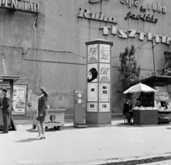 Magyarország, Budapest VIII., Kálvin tér, tűzfal a Múzeum utca és a Baross utca között, előtte a Fővárosi Moziüzemi Vállalat (FŐMO) által forgalmazott film hirdetése., 1970, FŐFOTÓ, Budapest, Fortepan #214636