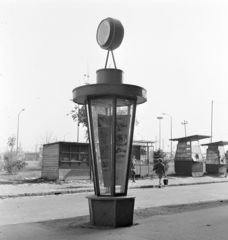 Magyarország, Budapest XIV., Örs vezér tere, a Fővárosi Moziüzemi Vállalat (FŐMO) által forgalmazott filmeket hirdető vitrinoszlop a 2-es számú ház előtt., 1970, FŐFOTÓ, Budapest, Fortepan #214639