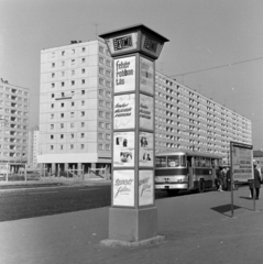 Magyarország, Óbuda, Budapest III., Szentendrei út, a Fővárosi Moziüzemi Vállalat (FŐMO) által forgalmazott filmek hirdetőoszlopa a Miklós utcai autóbusz-végállomáson., 1970, FŐFOTÓ, Budapest, Fortepan #214640