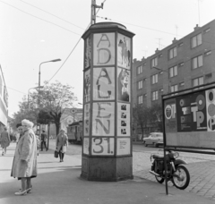 Magyarország, Budapest IV., az Árpád út az István (Bajcsy-Zsilinszky) út felé nézve, balra az Állami Áruház. Előtérben a Fővárosi Moziüzemi Vállalat (FÖMO) által forgalmazott film hirdetése., 1970, FŐFOTÓ, Budapest, Fortepan #214641