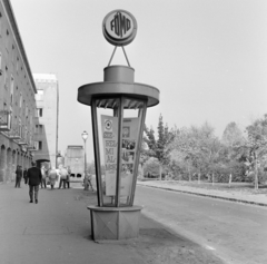 Magyarország, Budapest XIV., Örs vezér tere a Kerepesi úttól a Bolgárkertész (Martos Flóra) utca felé nézve. A Fővárosi Moziüzemi Vállalat (FŐMO) által forgalmazott filmeket hirdető vitrinoszlop., 1970, FŐFOTÓ, Budapest, Fortepan #214645