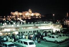 Magyarország, Budapest V., pesti alsó rakpart a Vigadó térnél, Družba csehszlovák üdülőhajó, háttérben a budai Vár., 1980, Fortepan, hajó, színes, GAZ-márka, magyar gyártmány, éjszaka, automobil, GAZ 24 Volga, Družba hajó, Budapest, Fortepan #21465