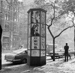 Magyarország, Budapest VII., Erzsébet (Lenin) körút, a Fővárosi Moziüzemi Vállalat (FŐMO) által forgalmazott film hirdetése, ettől balra, a túloldalon a Barcsay utca torkolata., 1970, FŐFOTÓ, rendszám, Budapest, Ford Escort MK1, Fortepan #214651