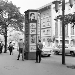 Magyarország, Budapest VII., Erzsébet (Lenin) körút, a 30-as számú ház előtt a Fővárosi Moziüzemi Vállalat (FŐMO) által forgalmazott film hirdetése. Jobbra a háttérben a Madách Színház., 1970, FŐFOTÓ, Budapest, Fortepan #214652