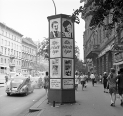 Magyarország, Budapest VII., Erzsébet (Lenin) körút, a 30-as számú ház előtt a Fővárosi Moziüzemi Vállalat (FŐMO) által forgalmazott film hirdetése., 1970, FŐFOTÓ, Budapest, plakát, Volkswagen Bogár, Fortepan #214653