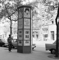 Magyarország, Budapest VII., Erzsébet (Lenin) körút, a Fővárosi Moziüzemi Vállalat (FŐMO) által forgalmazott film hirdetése, jobbra a háttérben a 19-es számú ház., 1970, FŐFOTÓ, Budapest, Peugeot 404, Fortepan #214655