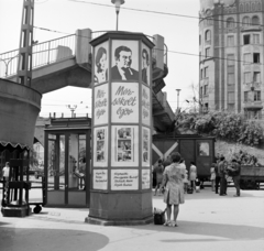 Magyarország, Budapest II., Széll Kálmán (Moszkva) tér, a Fővárosi Moziüzemi Vállalat (FŐMO) által forgalmazott film hirdetése a Várfok utcához vezető felüljárónál. Háttérben a Postapalota., 1970, FŐFOTÓ, Budapest, Fortepan #214656