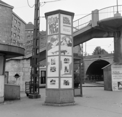 Magyarország, Budapest II., Széll Kálmán (Moszkva) tér, a Fővárosi Moziüzemi Vállalat (FŐMO) által forgalmazott film hirdetése a Várfok utcához vezető felüljárónál., 1970, FŐFOTÓ, Budapest, Fortepan #214660