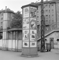 Magyarország, Budapest II., Széll Kálmán (Moszkva) tér, a Fővárosi Moziüzemi Vállalat (FŐMO) által forgalmazott film hirdetése. Háttérben a Vérmező út házai., 1970, FŐFOTÓ, Budapest, Fortepan #214661