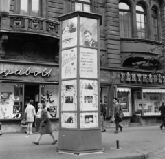 Magyarország, Budapest VII., Erzsébet (Lenin) körút, a 30-as számú ház előtt a Fővárosi Moziüzemi Vállalat (FŐMO) által forgalmazott film hirdetése., 1970, FŐFOTÓ, Budapest, Fortepan #214664