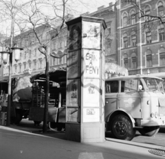 Magyarország, Budapest VII., Erzsébet (Lenin) körút, a Fővárosi Moziüzemi Vállalat (FŐMO) által forgalmazott film hirdetése, jobbra a háttérben a 19-es számú ház., 1970, FŐFOTÓ, rendszám, Volán-szervezet, Budapest, Fortepan #214670