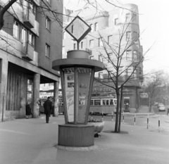 Magyarország, Budapest II., Margit körút (Mártírok útja) a Margit utca felé nézve, a 8-10-es számú ház előtt a Fővárosi Moziüzemi Vállalat (FŐMO) által forgalmazott film hirdetése., 1970, FŐFOTÓ, Budapest, Fortepan #214671